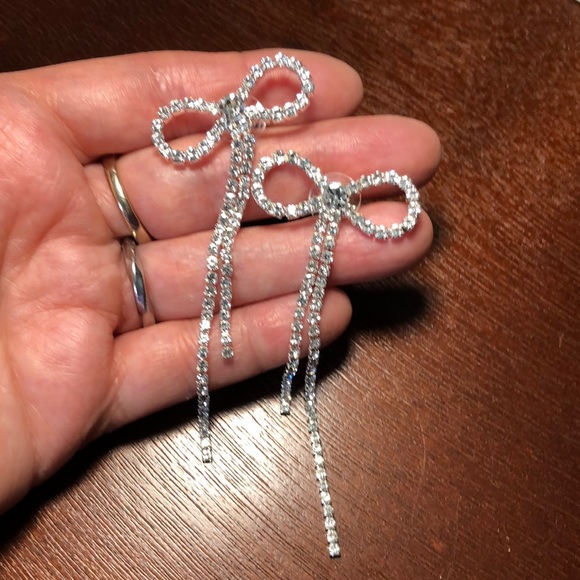 3/$25 NWT Stunning Rhinestone Bow Drop Earrings - Picture 1 of 3
